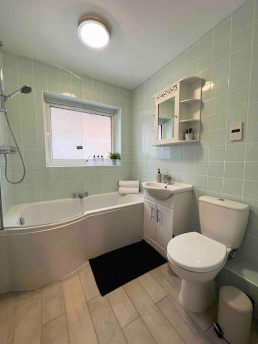 Beautiful Windsor 2 Bed, Perfect Location, 5 Mins Walk To Centre, Free Parking, Legoland, Ascot Apartment ภายนอก รูปภาพ